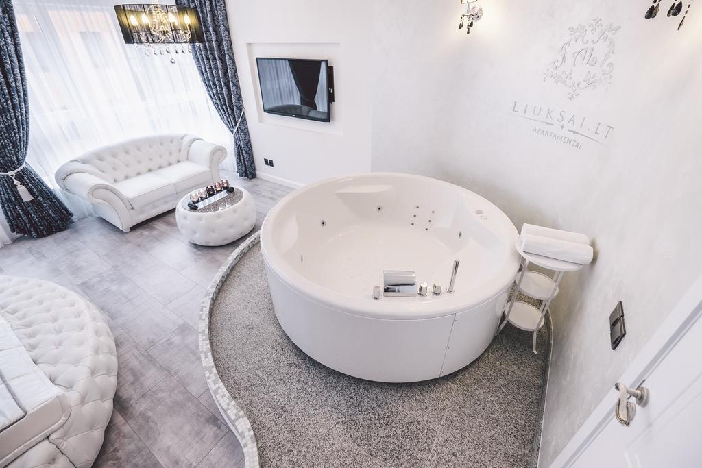 Jacuzzi Romantic Apartment ไคลเพดา ภายนอก รูปภาพ